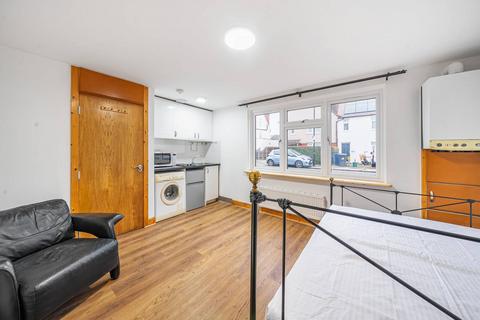 Studio to rent, Beech Gardens, South Ealing, London, W5