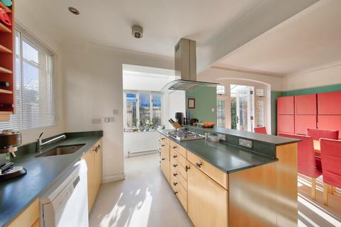 98 Thurleigh Road, London, SW12 8TT