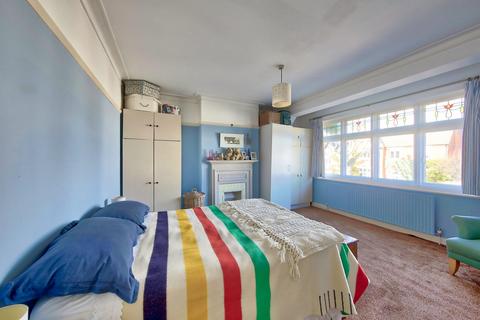 98 Thurleigh Road, London, SW12 8TT