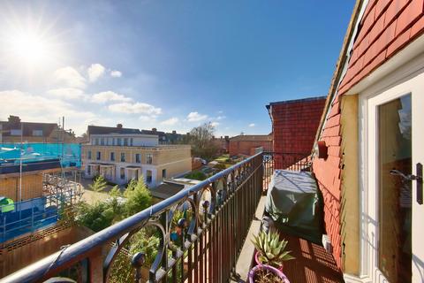 98 Thurleigh Road, London, SW12 8TT