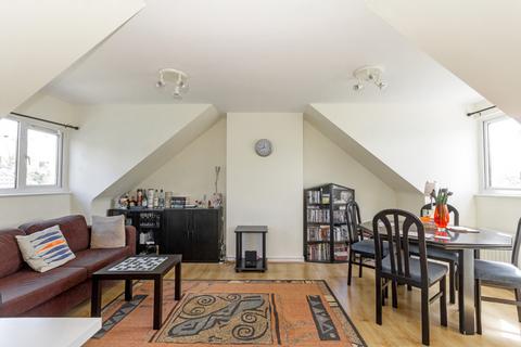 1 bedroom flat to rent, Queensmere Road, London SW19