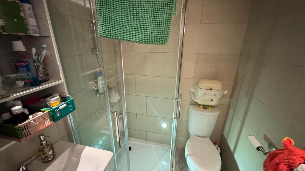 460 bedroom 9 ensuite.jpg