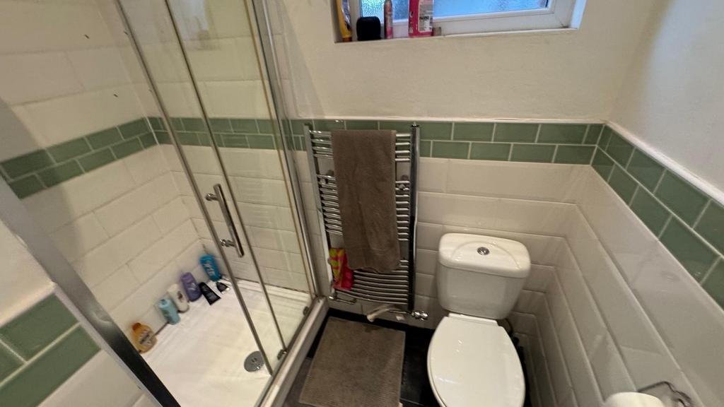 460 bathroom 1.jpg