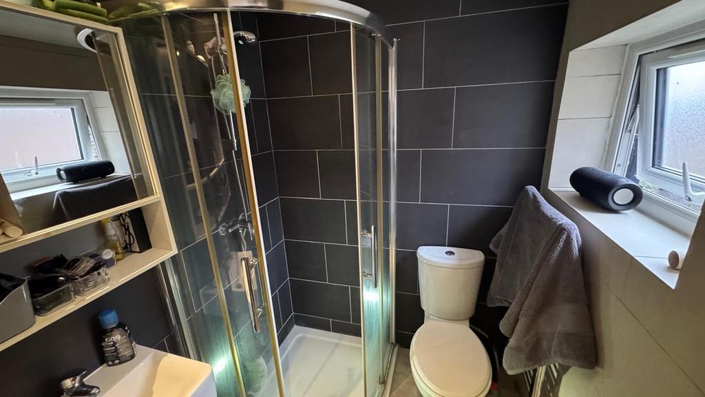 360 bedroom 10 en suite .jpg