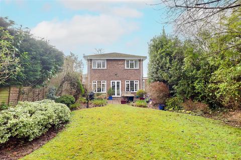 4 bedroom detached house to rent, Sylvaways Close, Surrey GU6