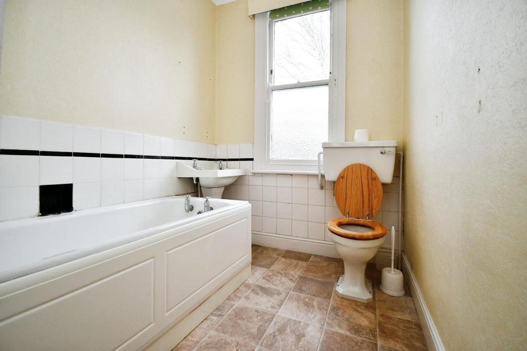 F7949caf-Bathroom.JPG