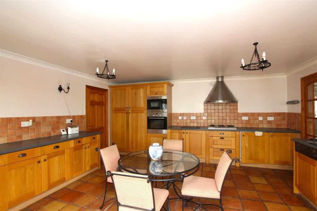 Kitchen - c.JPG