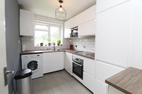 2 bedroom flat to rent, Woodside, Leigh-on-Sea SS9