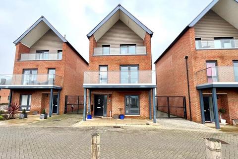 4 bedroom detached house to rent, Reed Street, Woking GU22