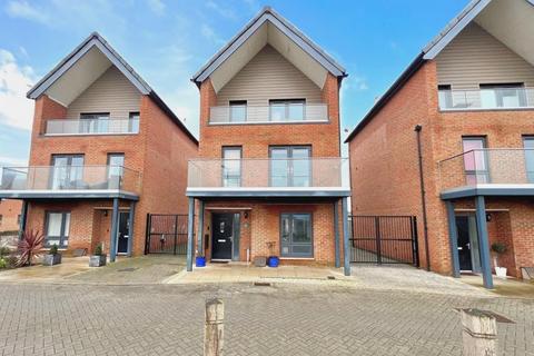 4 bedroom detached house to rent, Reed Street, Woking GU22