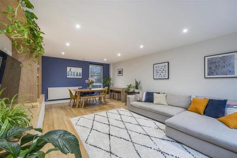 3 bedroom flat for sale, Garden Apartment, Lyndhurst Gardens, Hampstead, NW3