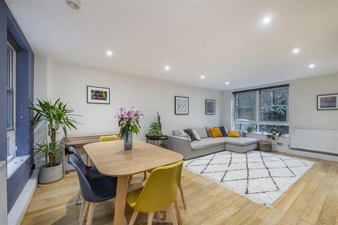 3 bedroom flat for sale, Garden Apartment, Lyndhurst Gardens, Hampstead, NW3