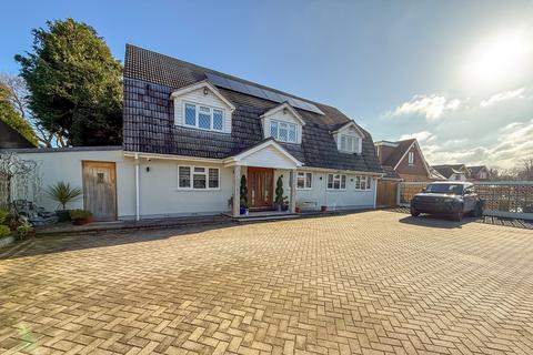 18 The Avenue, Wraysbury, Staines, TW19 5HA