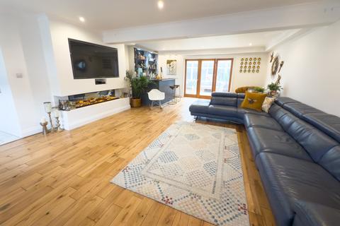 18 The Avenue, Wraysbury, Staines, TW19 5HA