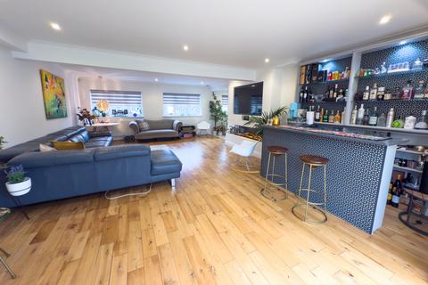 18 The Avenue, Wraysbury, Staines, TW19 5HA