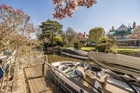 4 Broom Water West, Teddington, TW11 9QH