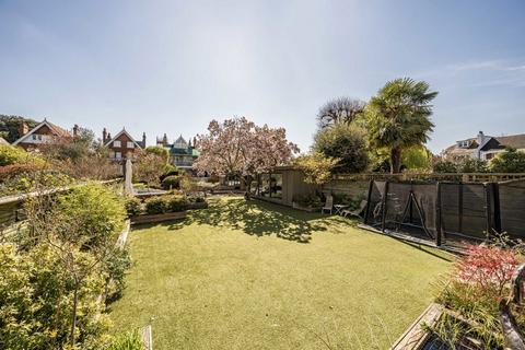 4 Broom Water West, Teddington, TW11 9QH