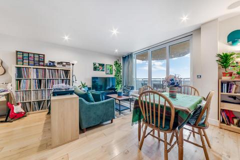 3 bedroom apartment for sale, Wards Wharf Approach, Silvertown, Newham, London, E16