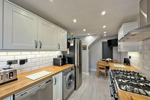 10 Sytch Lane, Wombourne, Wolverhampton, WV5 0NF