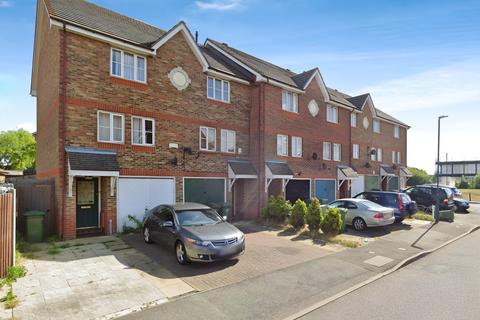 4 bedroom townhouse to rent, Fairway Drive London SE28