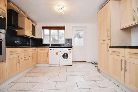 4 bedroom townhouse to rent, Fairway Drive London SE28