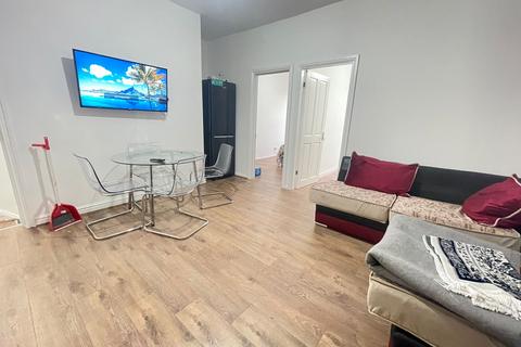 3 bedroom flat to rent, Great Western Street, Manchester M14