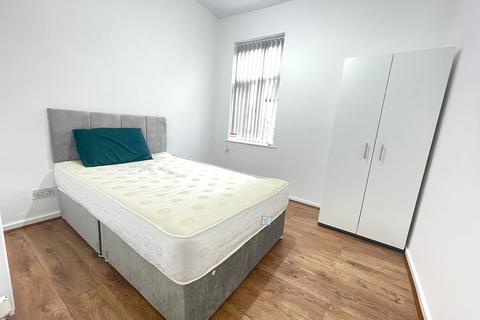 3 bedroom flat to rent, Great Western Street, Manchester M14