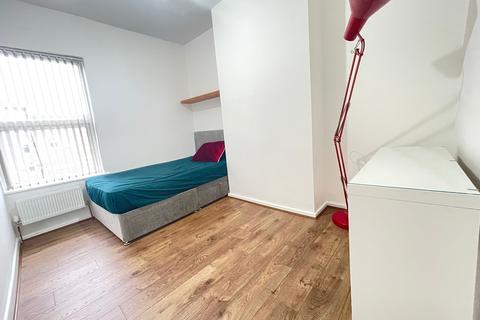 3 bedroom flat to rent, Great Western Street, Manchester M14