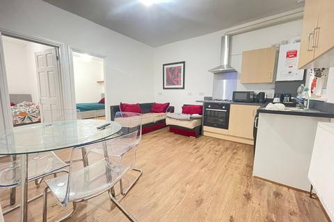 3 bedroom flat to rent, Great Western Street, Manchester M14