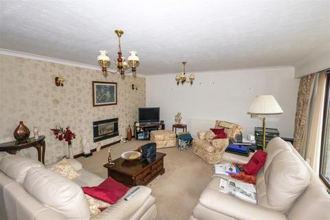 2 bedroom detached bungalow for sale, Lodge Road, Southampton SO31