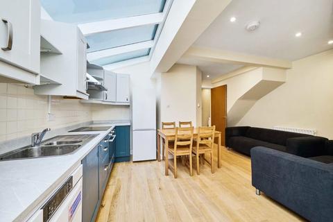 4 bedroom flat to rent, Santley Street, London SW4