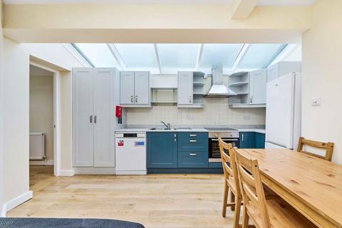 4 bedroom flat to rent, Santley Street, London SW4