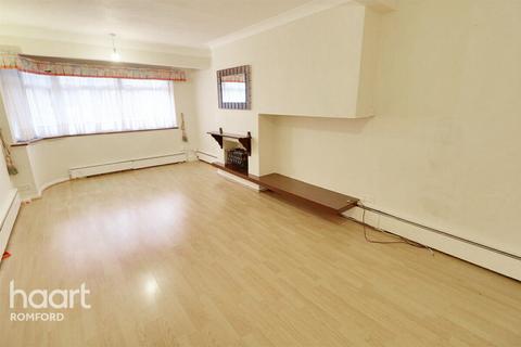 3 bedroom semi-detached house to rent, Benhurst Avenue, Hornchurch