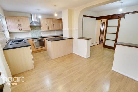 3 bedroom semi-detached house to rent, Benhurst Avenue, Hornchurch