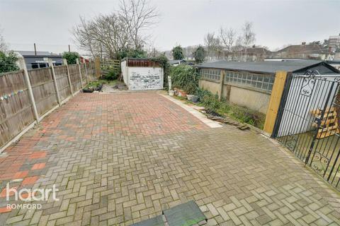 3 bedroom semi-detached house to rent, Benhurst Avenue, Hornchurch