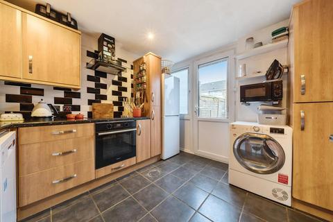 80 Hill View, Carterton, OX18 1BD