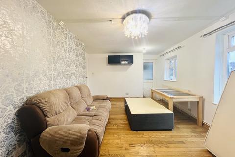 2 bedroom flat for sale, Hamblin House, The Broadway, Southall, Greater London, UB1