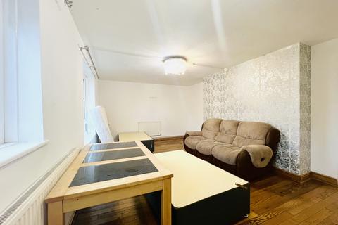 2 bedroom flat for sale, Hamblin House, The Broadway, Southall, Greater London, UB1