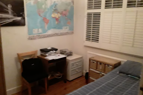 1 bedroom in a house share to rent, Park Avenue, London NW2