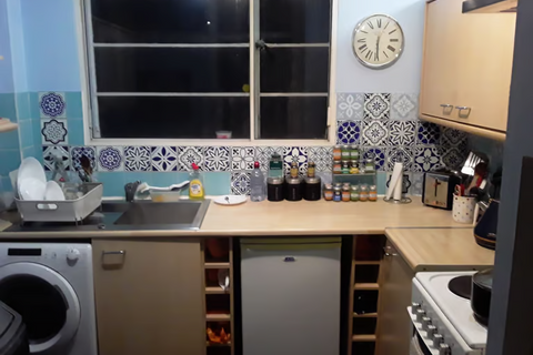 1 bedroom in a house share to rent, Park Avenue, London NW2