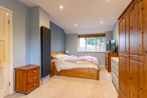31 Bishops Drive, Bishops Cleeve, Cheltenham, GL52 8DL