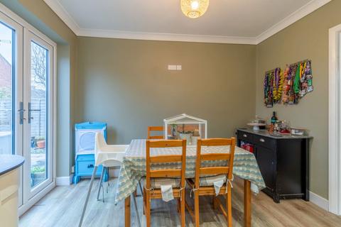 31 Bishops Drive, Bishops Cleeve, Cheltenham, GL52 8DL