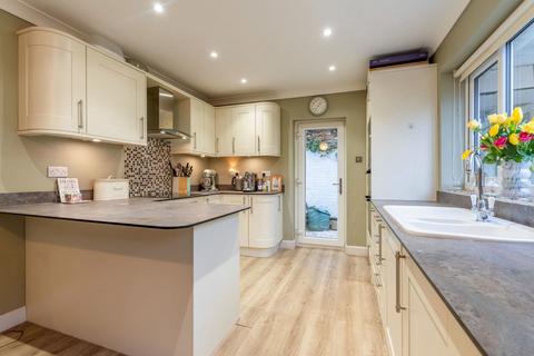 31 Bishops Drive, Bishops Cleeve, Cheltenham, GL52 8DL