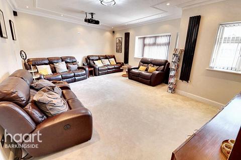 8 bedroom end of terrace house for sale, Eastern Avenue, Newbury Park