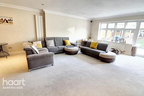 8 bedroom end of terrace house for sale, Eastern Avenue, Newbury Park