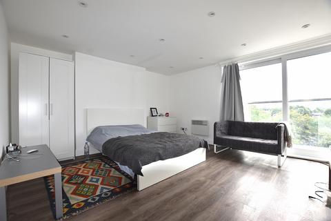 Studio to rent, Uxbridge Road, London W12