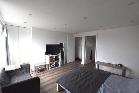 Studio to rent, Uxbridge Road, London W12