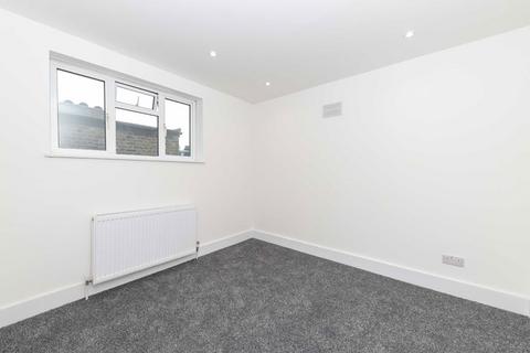 2 bedroom flat to rent, College Road, London NW10