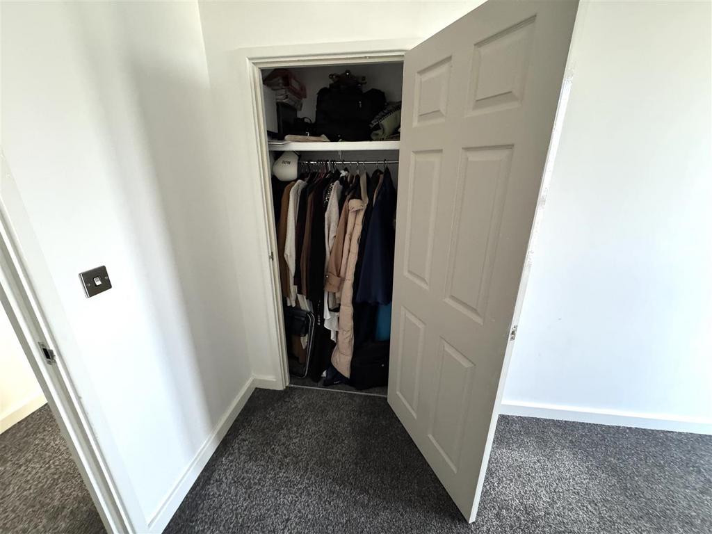 Bedroom 2 wardrobe.jpg