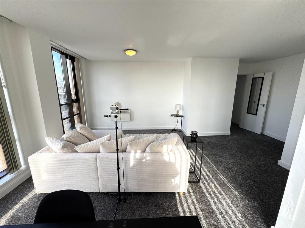 Living room pic 3.jpg